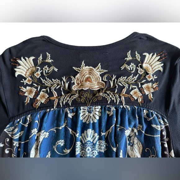 Caite Embroidered Navy Blue Long Sleeve Tunic Top V-Neck Floral Size Medium - Picture 3 of 9